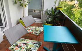 Blaues Zimmer, -keine Wohnung, keine Küche-mit grossem Balkon, Bad ist ein Traum, nur 50 Schritte zum Radweg am Main